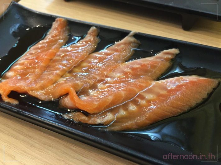 ซาซิมิ แซลมอนแล่บาง ราดซอสปอนสึ Neta Sushi อาหารญี่ปุ่นบุฟเฟ่ต์